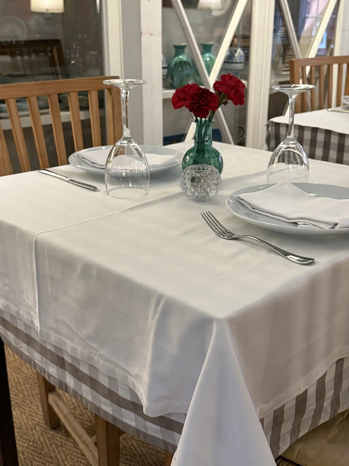 Gastronomía Alcuzcuz mesa con claveles