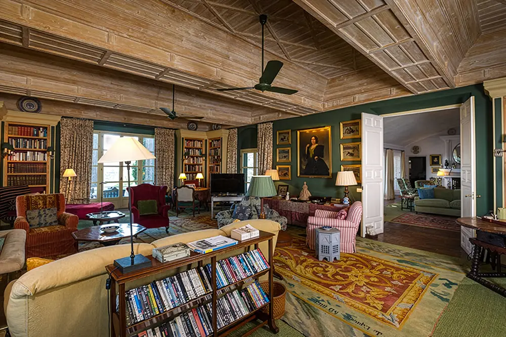 Hotel Boutique en Benahavis librería sala verde