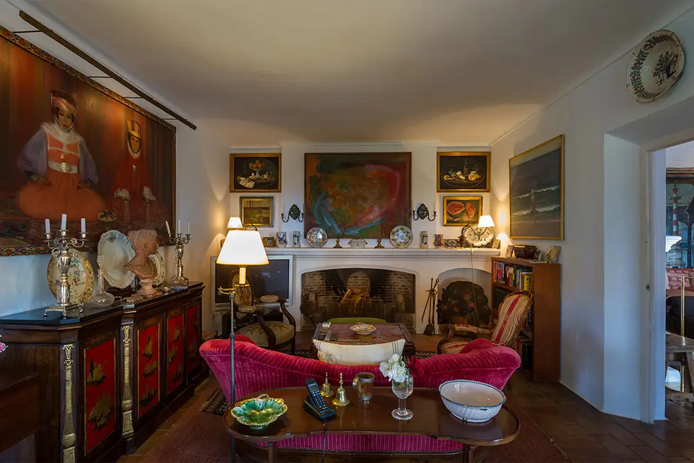 Hotel Boutique en Benahavis salón con chimenea